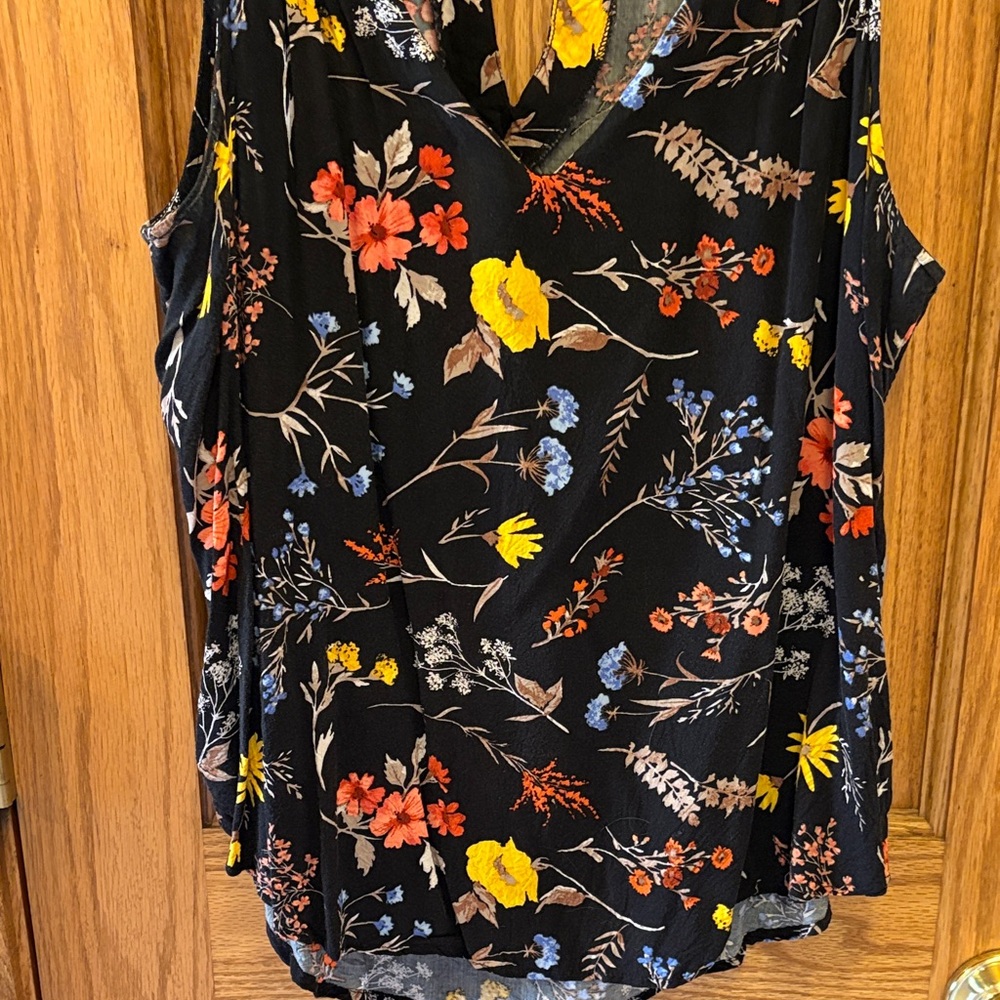 Old Navy Black Floral V-Neck Keyhole Camisole/Tank - Picture 6 of 14